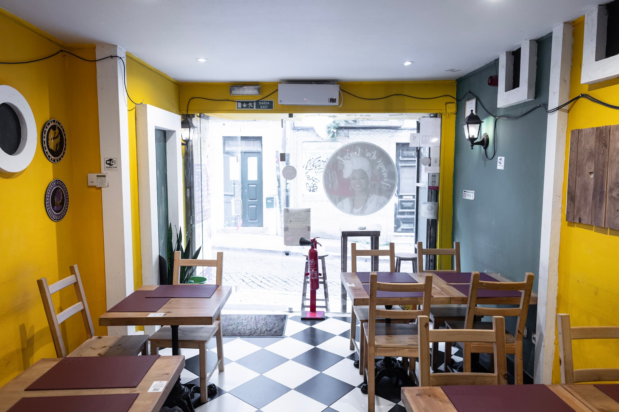 Interior do restaurante brasileiro Acarajé da Carol, no Bairro Alto